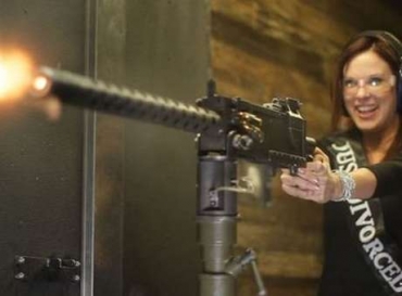 Wendy Lewis comemorou o divrcio metralhando o vestido de noiva