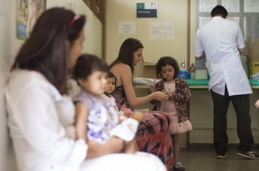Desde junho deste ano, mais de 4,4 milhes de crianas foram vacinadas com essa trplice viral no Pas