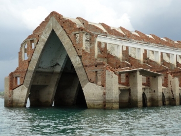 Vestgios do antigo nvel das guas na Igreja do Sagrado Corao de Jesus em Petrolndia antes da estiagem podem ser percebidos