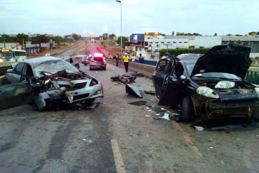 Veculos envolvidos no acidente, ocorrido nesta madrugada em Cuiab