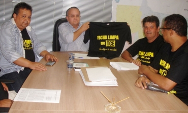 Governador eleito, Pedro Taques recebeu manifestantes contrrios a Fabris no TCE