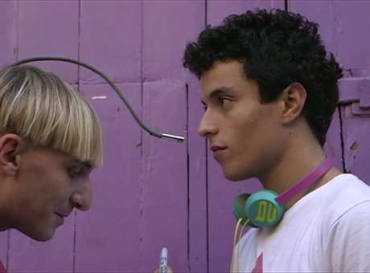 A antena capta a frequncia das cores e envia dados para um chip na cabea de Harbisson. Ento ele identifica cada cor atravs de uma nota musical diferente