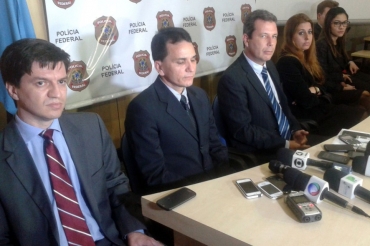 Delegados da Polcia Federal durante entrevista coletiva: esquema desbaratado