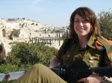 Gill Rosenberg, 31 anos, se juntou a uma unidade de fora da Sria que  composta apenas por mulheres, no incio deste ano