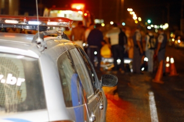 O assalto aconteceu  noite; ao tentar deter os bandidos, o PM foi baleado