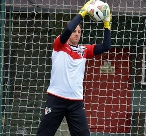 Ceni j vinha treinando com chuteiras da Under Armour no So Paulo