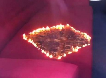 Fogo causou um dano em formato quadrado no sof