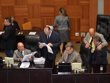 Deputados aprovaram reajuste salarial e LOA 2015
