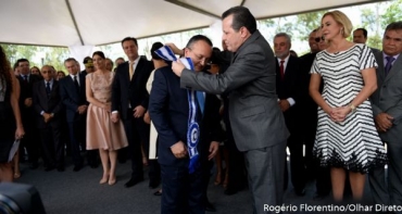 Pedro Taques recebe a faixa de Silval Barbosa e avisa que no vai pagar