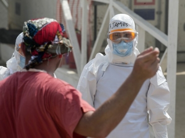 Profissional de sade guarda novos pacientes no centro de tratameno de pessoas com ebola da ONG Save the Children em Freetown, Serra Leoa