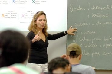No governo Dilma, o aumento do salrio inicial dos professores que cumprem a carga horria de 40 horas semanais foi de 73,8%