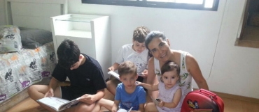 Silvia Cristina Fontana Santos com seus filhos Guilherme, Gabriel, Rafael e Isabela