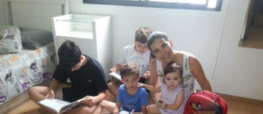 Silvia Cristina Fontana Santos com seus filhos Guilherme, Gabriel, Rafael e Isabela