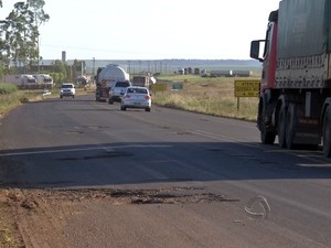 Falta de manuten��o na rodovia BR-163 dificulta o tr�nsito