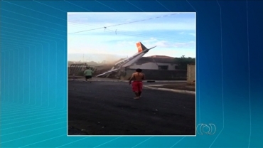 Remo��o de aeronave que caiu sobre casa em Luzi�nia, Goi�s (Foto: Diego Ara�jo/TV Anhanguera)