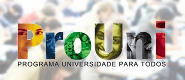O ProUni concede bolsas de estudos integrais e parciais (de 50% e 25%) em faculdades privadas aos brasileiros que no tm diploma universitrio e com renda per capita mxima de trs salrios mnimos