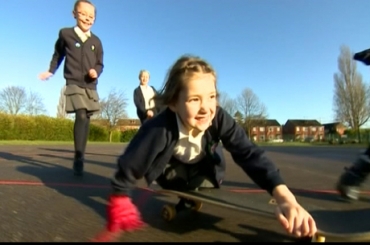 Rosie Davies, de sete anos, nasceu com doena rara