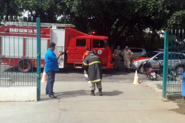 Bombeiros foram acionados, mas fogo foi controlado pelos servidores