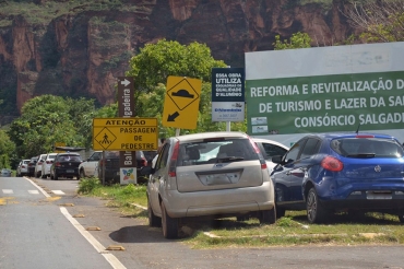 O complexo est abandonado e o consrcio quer mais dinheiro para dar continuidade s obras