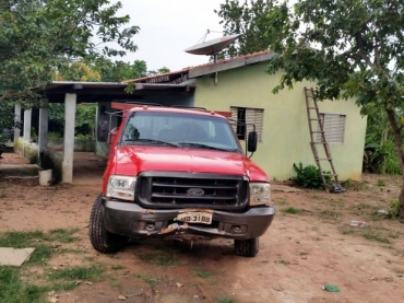 Caminho roubado por quadrilha foi recuperado em assentamento.