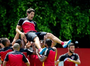 Alexandre Pato � carregado por companheiros; �ltimo em desafio de finaliza��es