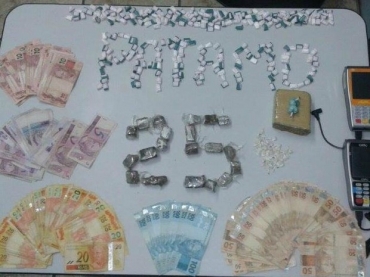 Drogas, dinheiro e mquinas de carto de crdito foram apreendidas