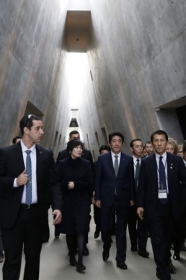 O primeiro-ministro japon�s, Shinzo Abe, em visita ao memorial do Holocausto em Jerusal�m