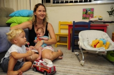 Eva Holzova com os filhos Antonio, de 2 anos, e Stella, de 5 meses, que nasceu de parto normal 