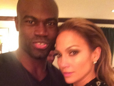 Uriah Hall, lutador do UFC, posa ao lado da cantora e atriz Jennifer Lopez.