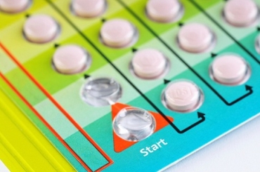 Contraceptivos hormonais incluem contraceptivos orais, adesivos, injees e implantes