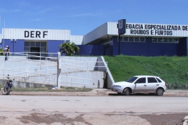 O suspeito e os demais detidos foram levados para a Delegacia de Roubos e Furtos da Capital