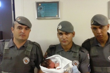 Segundo a PM, a menina ainda estava com o cordo umbilical