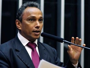 Deputado Sib Machado durante discurso no plenrio da Cmara