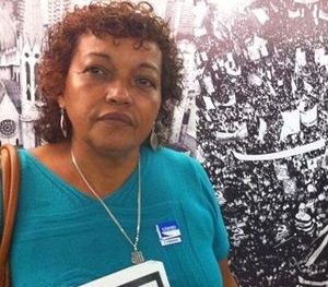 Dbora, 55 anos, com a foto do filho dson Rogrio Santos, 29 anos, morto em 2006