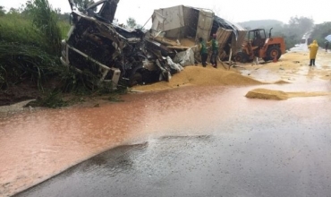Chovia muito no momento do acidente e uma das carretas invadiu a pista contr�ria