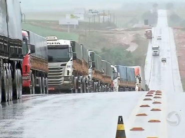 Caminhoneiros ampliam protesto e bloqueiam 5 trechos da BR-163.