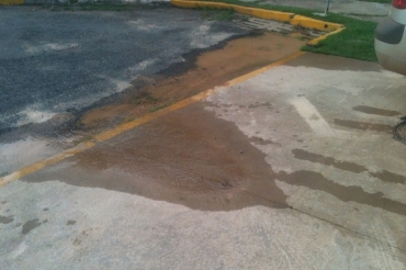 Vazamento no Residencial Mnaco teve incio h duas semanas, segundo moradora