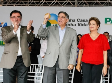 A presidente Dilma Rousseff, acompanhada do ministro Patrus Ananias (Desenvolvimento Agr�rio) e do governador de MG, Fernando Pimentel, durante evento em Araguari