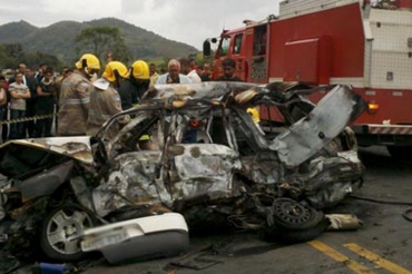 Com a coliso, o jovem perdeu o controle do veculo e caiu num declive