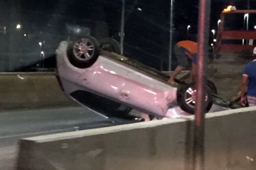 Carro capotou aps acidente no Viaduto do Despraiado, em Cuiab