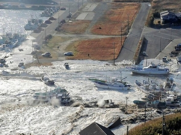 Barcos so arrastados por uma onda de tsunami na cidade de Asahikawa, Japo