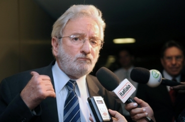 Favor�vel � emenda, o deputado Ivan Valente (PSOL-SP) disse que os aposentados est�o sendo �sucateados� pelo governo