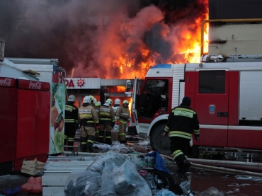 Bombeiros combatem incndio em centro comercial de Kazan, na Rssia, na quarta-feira (11)
