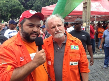 Stdile ( direita) frisou que os casos de corrupo na Petrobras no so novidade