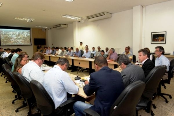 Mauro Mendes tre reunio de trabalho com sua equipe e pede empenho para cumprir metas deste ano