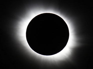 Eclipse total do Sol visto de Svalbard, na Noruega, nesta sexta-feira (20) (Foto: Haakon Mosvold Larsen, NTB Scanpix/AP)