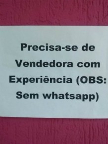 Anncio foi colocado do lado de fora da loja, que fica no Centro