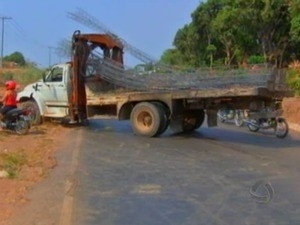 Acidente entre caminho e motocicleta ocorreu nesta quarta-feira (19).