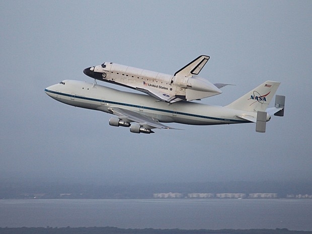 Endeavour  levado da costa leste para a oeste dos EUA por um Boeing 747 adaptado