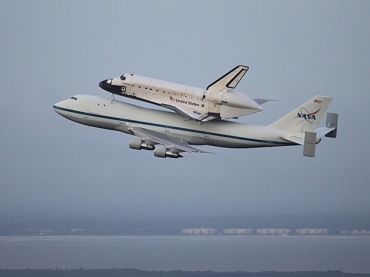 Endeavour  levado da costa leste para a oeste dos EUA por um Boeing 747 adaptado
